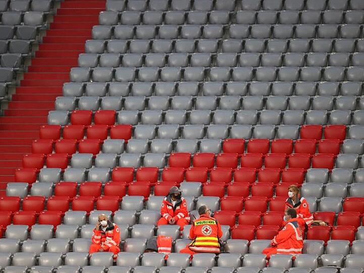 Heimvorteil futsch im leeren Stadion: Nur medizinisches Personal sitzt auf der leeren Tribüne.