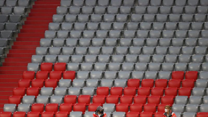 Heimvorteil futsch im leeren Stadion: Nur medizinisches Personal sitzt auf der leeren Tribüne. Heimvorteil futsch im leeren Stadion: Nur medizinisches Personal sitzt auf der leeren Tribüne.