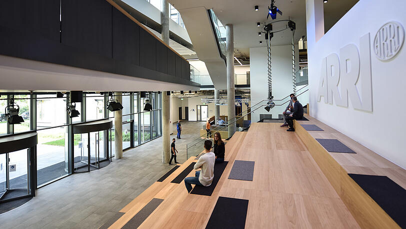 Hohe Decken, schallabsorbierende Böden und ein Open-Space-Bürokonzept zeichnen das Gebäude aus. Hohe Decken, schallabsorbierende Böden und ein Open-Space-Bürokonzept zeichnen das Gebäude aus.