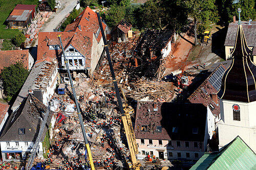 Lehrberg am 22. September 2006: In den frühen Morgenstunden zerstörte eine verheerende Gas-Explosion das Ortszentrum und riss sechs Menschen in den Tod.