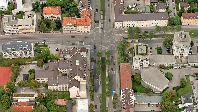 Das ist ein Zukunftsbild der Fürstenrieder Straße von oben, auf Höhe der Agnes-Bernauer-Straße. In der Mitte der Straße soll dann die Tram fahren.