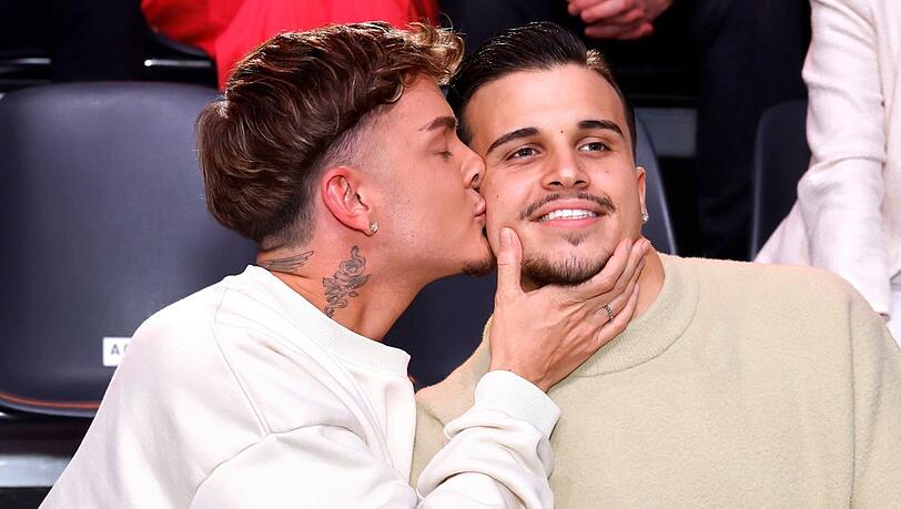 Ihre Liebe d&uuml;rfen jetzt alle sehen: Twenty4Tim dr&uuml;ckte seinem Edin Volarov im "Let's Dance"-Studio ein K&uuml;sschen auf die Wange.