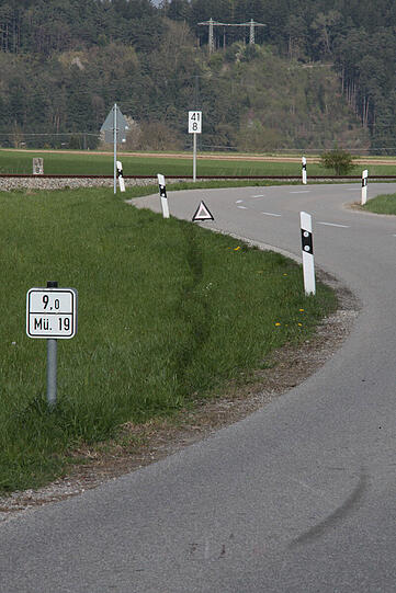 Zwischen Jettenbach und dem Garser Bahnhof im Landkreis Mühldorf ist am Samstag Nachmittag ein Motorradfahrer verletzt worden.