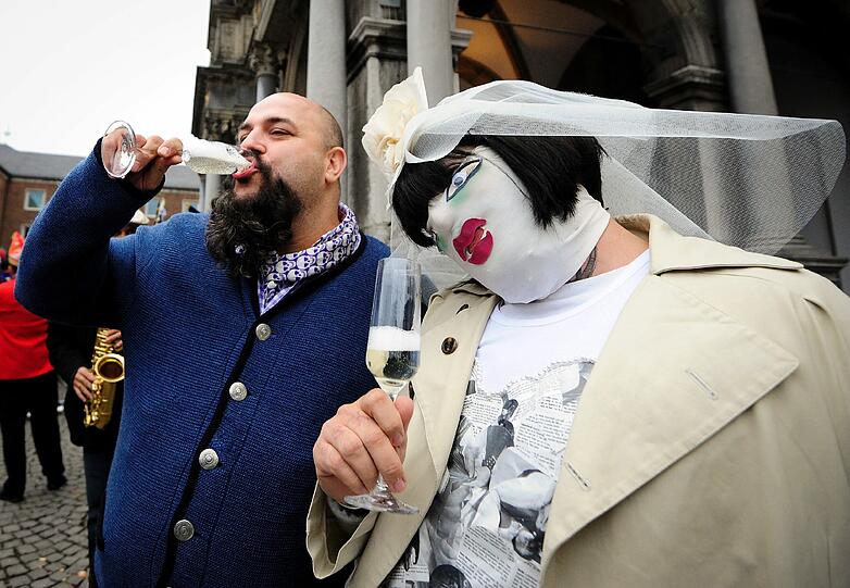Kölle Alaaf! Bunte Clowns, Superman auf dem Weg zum Feiern, barocke Hochzeitsoufits. Köln steht heute Kopf! Sogar die Hunde werden hier verkleidet!