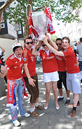 Bayern-Fans haben sich ihren eigenen Pokal gebastelt. Für ihr Team in der Allianz Arena hoffen sie aber auf den echten! Die besten Bilder zum Durchklicken!