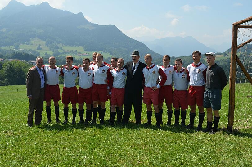 Trat sogar selbst ein paar historische Bälle: Karl-Heinz Rummenigge beim Landauer-Dreh in Samerberg &ndash; Die Bilder.