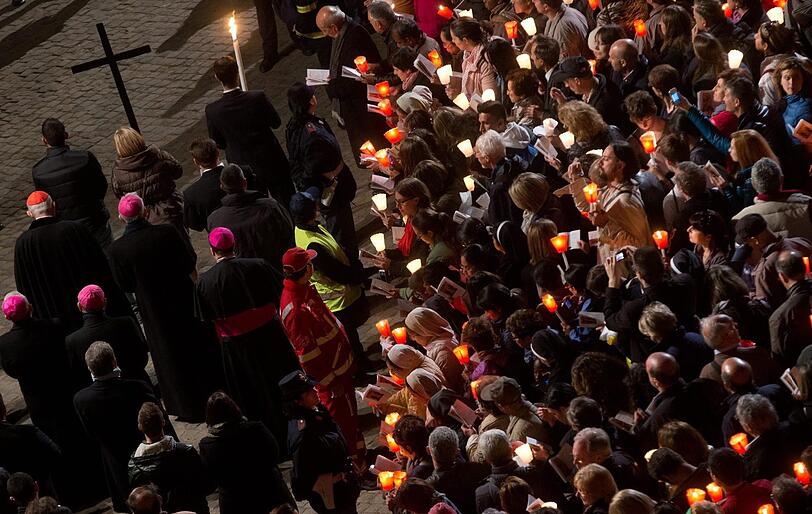 Gläubige beten gemeinsam mit dem Papst den Kreuzweg - die Bilder.