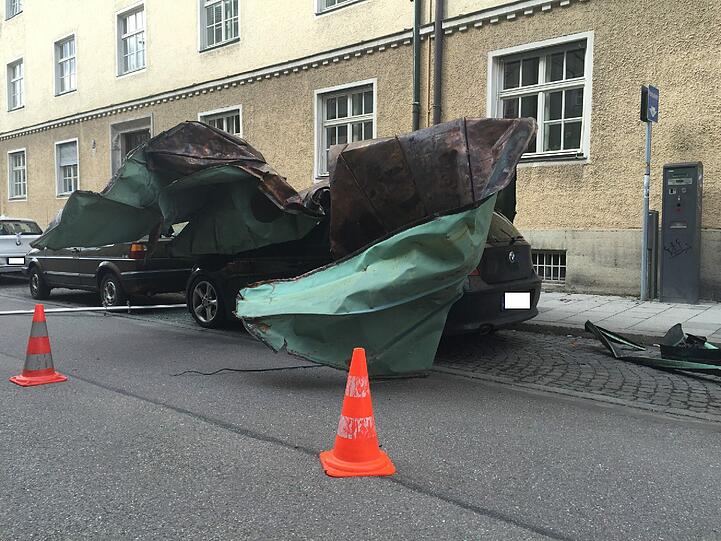 Hoffentlich ist der Besitzer des Wagens gegen Sturmschäden versichert.