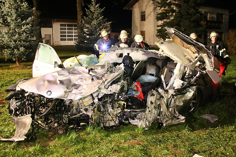 Schrecklicher Unfall auf der B15 bei Erding: Die Bilder vom Rettungseinsatz