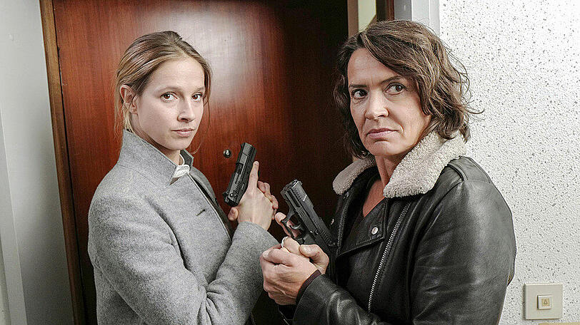 Die "Tatort"-Kommissarinnen Lena Odenthal (Ulrike Folkerts, r.) und Johanna Stern (Lisa Bitter) ermitteln im Plattenbau.