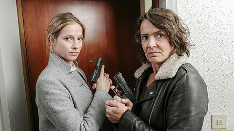 Die "Tatort"-Kommissarinnen Lena Odenthal (Ulrike Folkerts, r.) und Johanna Stern (Lisa Bitter) ermitteln im Plattenbau.