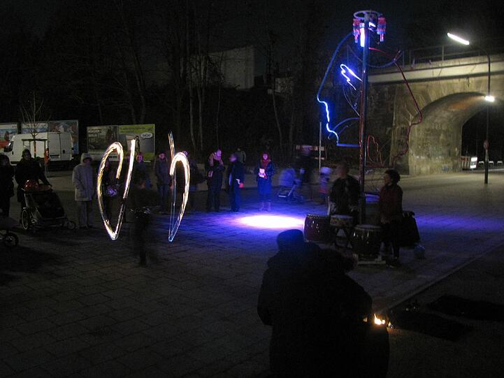Eine Performance mit Lichtinstallation und Gedichtrezitationen begleitete den Festakt.