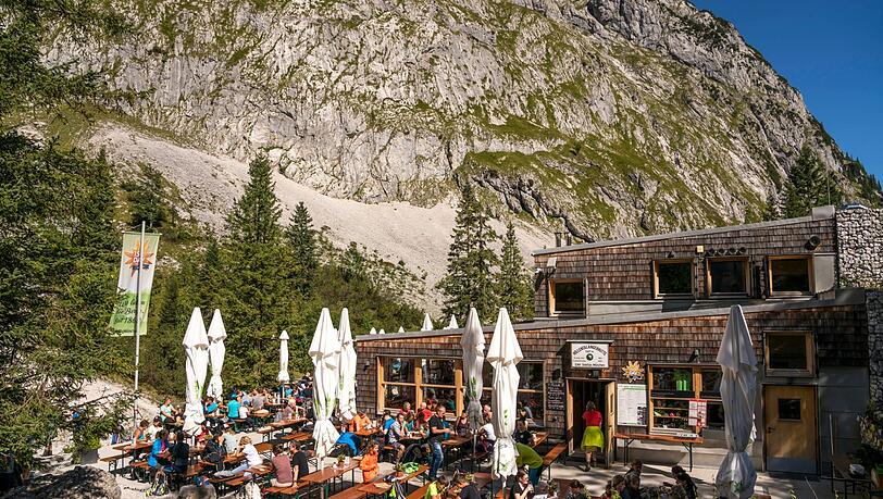 Die Höllentalangerhütte mit Terrasse. Die Höllentalangerhütte mit Terrasse.