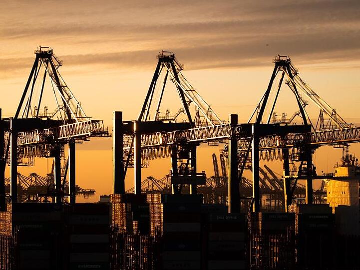 Nach der tiefen Rezession 2020 erwartet die Bundesbank in den kommenden beiden Jahren eine deutliche Erholung der Konjunktur.