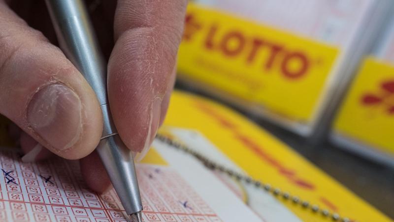 Ein Mann füllt einen Lottoschein aus. Foto: Peter Steffen/dpa Ein Mann füllt einen Lottoschein aus. Foto: Peter Steffen/dpa