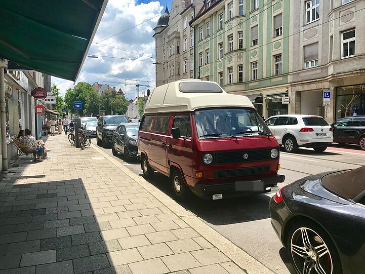 Ein alter VW-T3-Bus nahe Kurfürstenplatz. Immerhin ist er nicht überlang.
