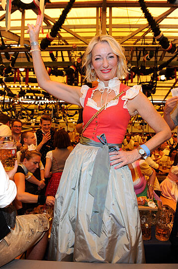 Mei. Wer ko, der ko! Das gilt natürlich auch für Monika Gruber. Supermodisch die neue Dirndlbluse und sogar der Lippenstift perfekt zum Dirndl. Besser geht es nicht.