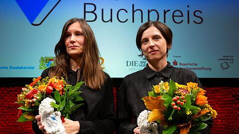 Heike Geißler (l) und Dorothee Elmiger sind Gewinnerinnen des Bayerischen Buchpreises 2025. Heike Geißler (l) und Dorothee Elmiger sind Gewinnerinnen des Bayerischen Buchpreises 2025.