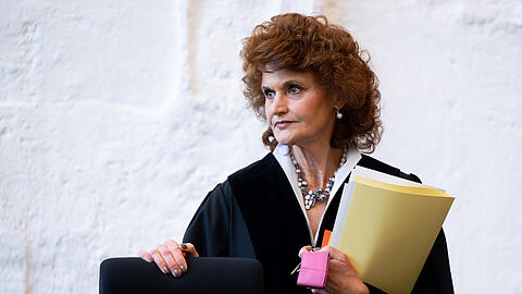 Richterin Heike Will kommt im Amtsgericht in den Sitzungssaal.