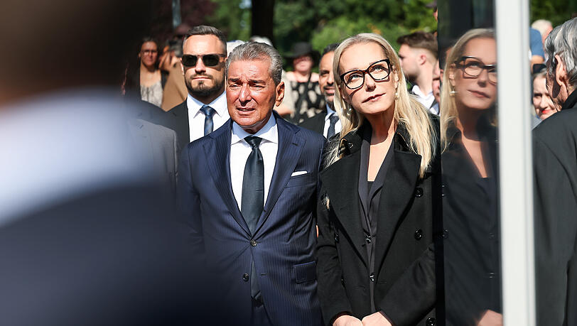 Michel Friedman (l.) und Katharina Wagner beim Besuch der Außen-Ausstellung "Verstummte Stimmen" in der Nähe des Festspielhauses. Michel Friedman (l.) und Katharina Wagner beim Besuch der Außen-Ausstellung "Verstummte Stimmen" in der Nähe des Festspielhauses.