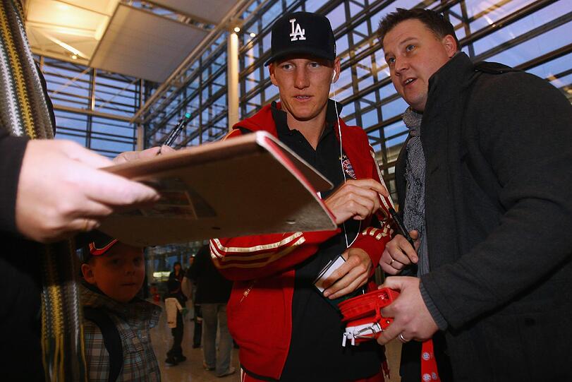 Bastian Schweinsteiger auf Tuchfühlung mit den Fans.