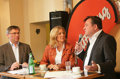AZ-Reporter Willi Bock, Grünen-Kandidatin Sabine Nallinger, CSU-Kandidat Josef Schmid im Café.