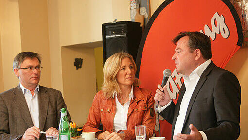 AZ-Reporter Willi Bock, Grünen-Kandidatin Sabine Nallinger, CSU-Kandidat Josef Schmid im Café. AZ-Reporter Willi Bock, Grünen-Kandidatin Sabine Nallinger, CSU-Kandidat Josef Schmid im Café.
