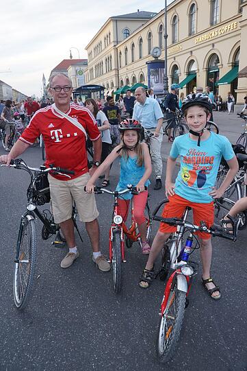 Die Radl-Nacht auf Münchens Straßen war ein voller Erfolg - knapp 8.000 Radfahrer gingen gemeinsam auf Tour durch die Münchener Innenstadt.