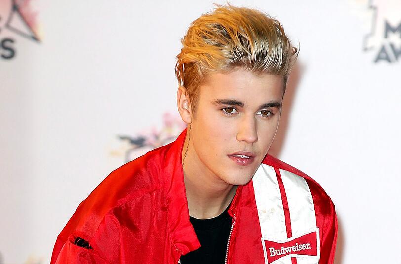 Justin Bieber hat bei einer Preisverleihung in New York um eine Schweigeminute für die Opfer der Terroranschläge in Paris gebeten.