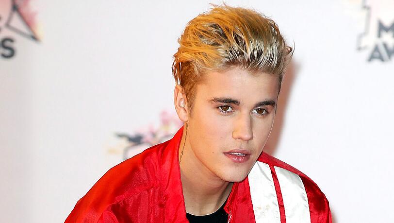 Justin Bieber hat bei einer Preisverleihung in New York um eine Schweigeminute für die Opfer der Terroranschläge in Paris gebeten. Justin Bieber hat bei einer Preisverleihung in New York um eine Schweigeminute für die Opfer der Terroranschläge in Paris gebeten.