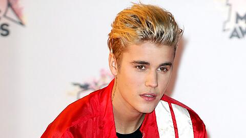 Justin Bieber hat bei einer Preisverleihung in New York um eine Schweigeminute für die Opfer der Terroranschläge in Paris gebeten.