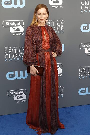 Top: Leslie Mann erschien in einem roten Hippie-Kleid, das perfekt zu ihrer Haarfarbe passte.
