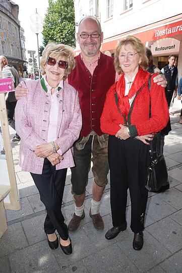 Sigi Sommers Lebensgefährtin Louise Pallauf mit Sigi Sommers Enkelsohn Klaus Weismer und einer der Töchter Sigi Sommers, Erni Eberl