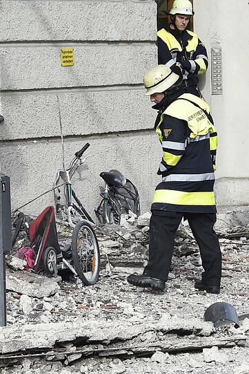 In der Kapuzinerstraße sind Teile eines Hausdachs einfach auf die Straße gefallen.