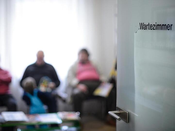 Wartezimmer einer Arztpraxis: Deutschlands Kassenärzte warnen eindringlich vor unnötigen Praxisbesuchen wegen des neuen Coronavirus.