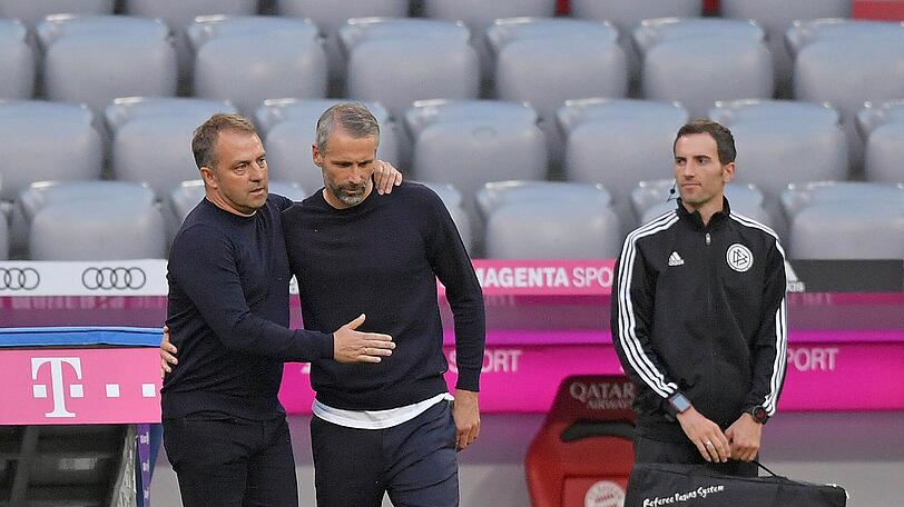 Bayern-Coach Hansi Flick (li.) trifft am Freitag auf Gladbach mit Trainer Marco Rose (re.)