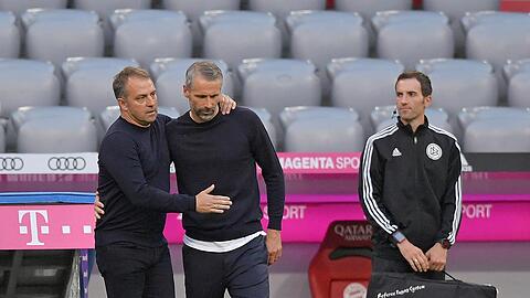 Bayern-Coach Hansi Flick (li.) trifft am Freitag auf Gladbach mit Trainer Marco Rose (re.)