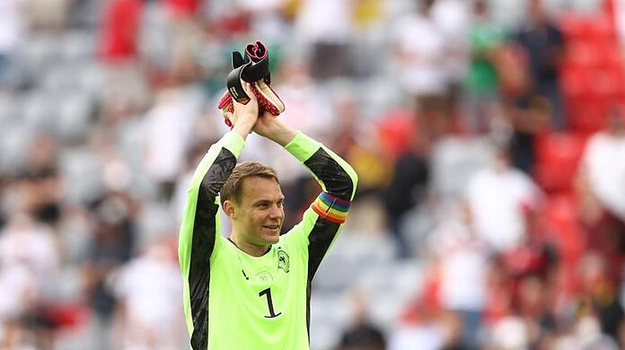 Manuel Neuer wird auch gegen Ungarn die Regenbogen-Binde am Arm tragen.