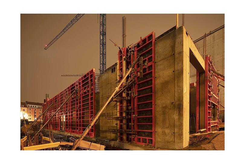 . . . sondern auch die Anmutung von Kränen und Betonwänden im Abendlicht.