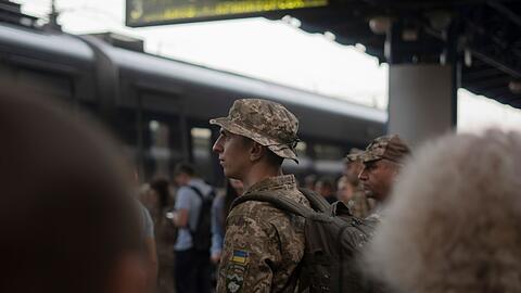 Ein ukrainischer Soldat wartet am Bahnhof in Kiew auf einen Zug in Richtung der Frontgebiete.