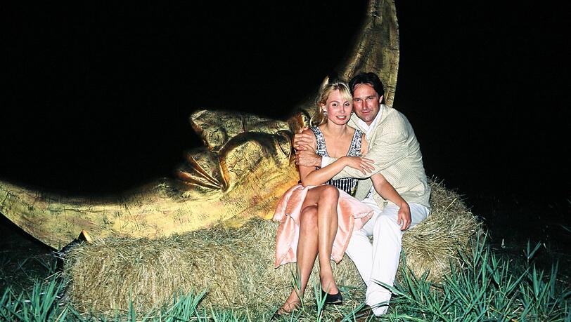 1996: Schauspieler Helmut Zierl mit seiner damaligen Frau Christine, allen besser bekannt als Dolly Dollar. 1996: Schauspieler Helmut Zierl mit seiner damaligen Frau Christine, allen besser bekannt als Dolly Dollar.