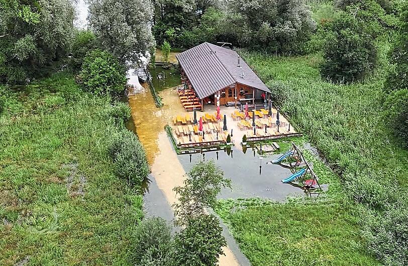 Dieses Bild hat die Fischhütte Reiter bei Facebook geteilt mit dem Kommentar: "Der Chiemsee hat kurzerhand unser Gelände in eine kleine Seenlandschaft verwandelt."