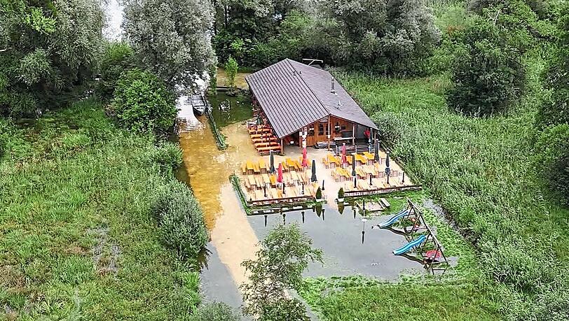 Dieses Bild hat die Fischhütte Reiter bei Facebook geteilt mit dem Kommentar: "Der Chiemsee hat kurzerhand unser Gelände in eine kleine Seenlandschaft verwandelt." Dieses Bild hat die Fischhütte Reiter bei Facebook geteilt mit dem Kommentar: "Der Chiemsee hat kurzerhand unser Gelände in eine kleine Seenlandschaft verwandelt."