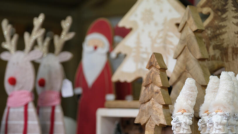 Auf dem Weihnachts- und Wintermarkt finden Sie wunderschönen Weihnachtsschmuck. Dieses Jahr können Sie Workshops besuchen und Ihre eigenen Christbaumkugeln gestalten. Auf dem Weihnachts- und Wintermarkt finden Sie wunderschönen Weihnachtsschmuck. Dieses Jahr können Sie Workshops besuchen und Ihre eigenen Christbaumkugeln gestalten.