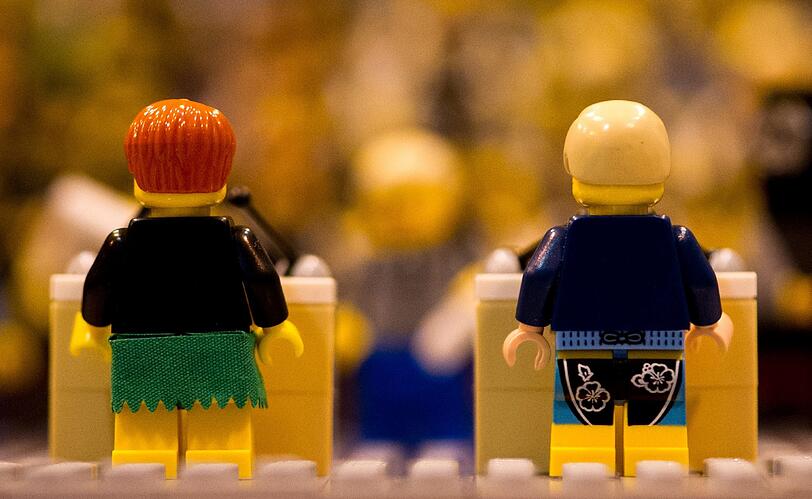 Kurz vor dem TV-Duell der Spitzenkandidaten der Bundestagswahl hat das Legoland Oberhausen das Duell aus Legosteinen nachgebaut.