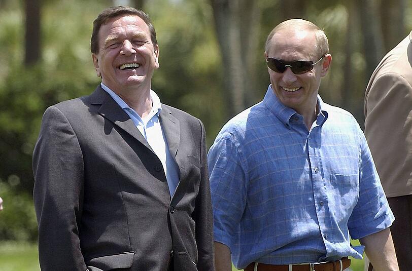 Gute Freunde kann niemand trennen: Schröder und Putin während des G8-Gipfels in den USA im Jahr 2004.