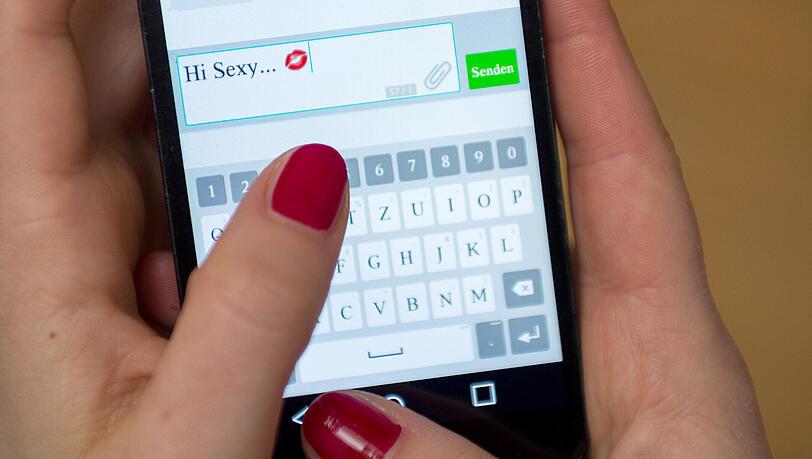 Wer sich auf Dating-Seiten anmeldet, landet oft nicht bei der vermeintlichen großen Liebe, sondern bei Fake-Profilen, die von Moderatoren verwaltet werden. Wer sich auf Dating-Seiten anmeldet, landet oft nicht bei der vermeintlichen großen Liebe, sondern bei Fake-Profilen, die von Moderatoren verwaltet werden.