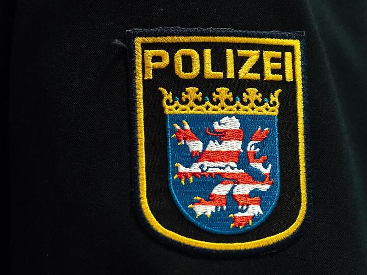 Ein Abzeichen der hessischen Polizei auf einer Uniform.