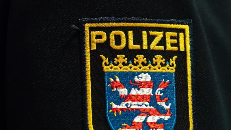 Ein Abzeichen der hessischen Polizei auf einer Uniform.