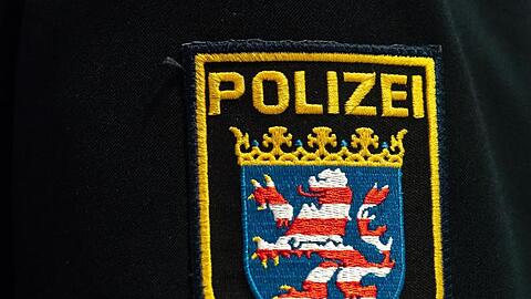 Ein Abzeichen der hessischen Polizei auf einer Uniform.